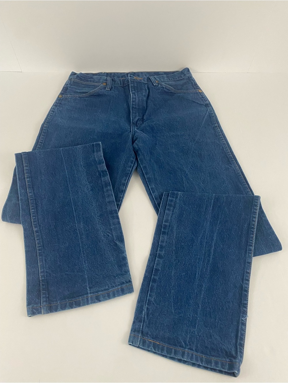 Men’s Wrangler blue jeans size 33x38 (actual measurements 32x37)